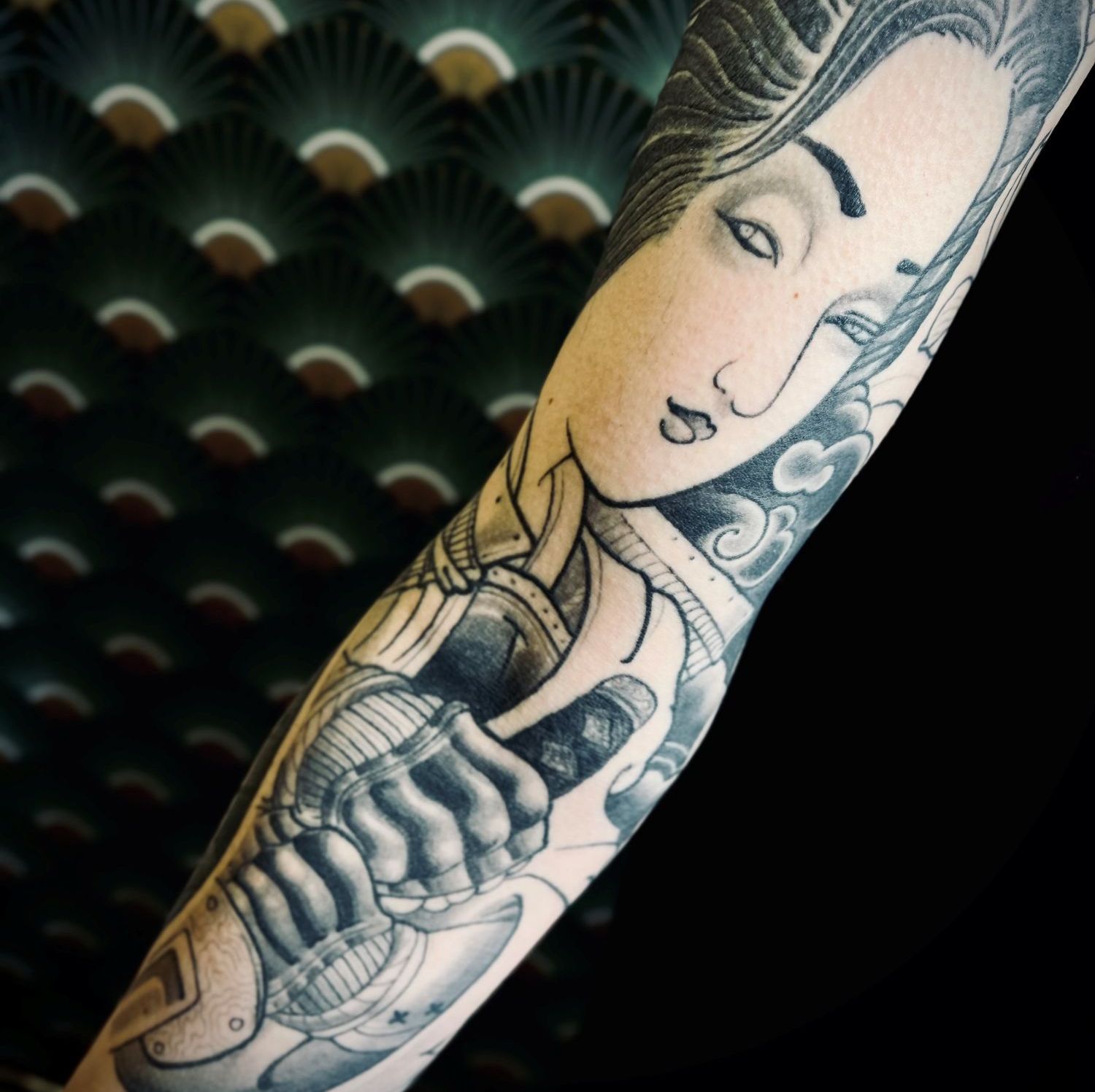 Cover up tatuering i japansk stil som täcker äldre motiv på underarm.