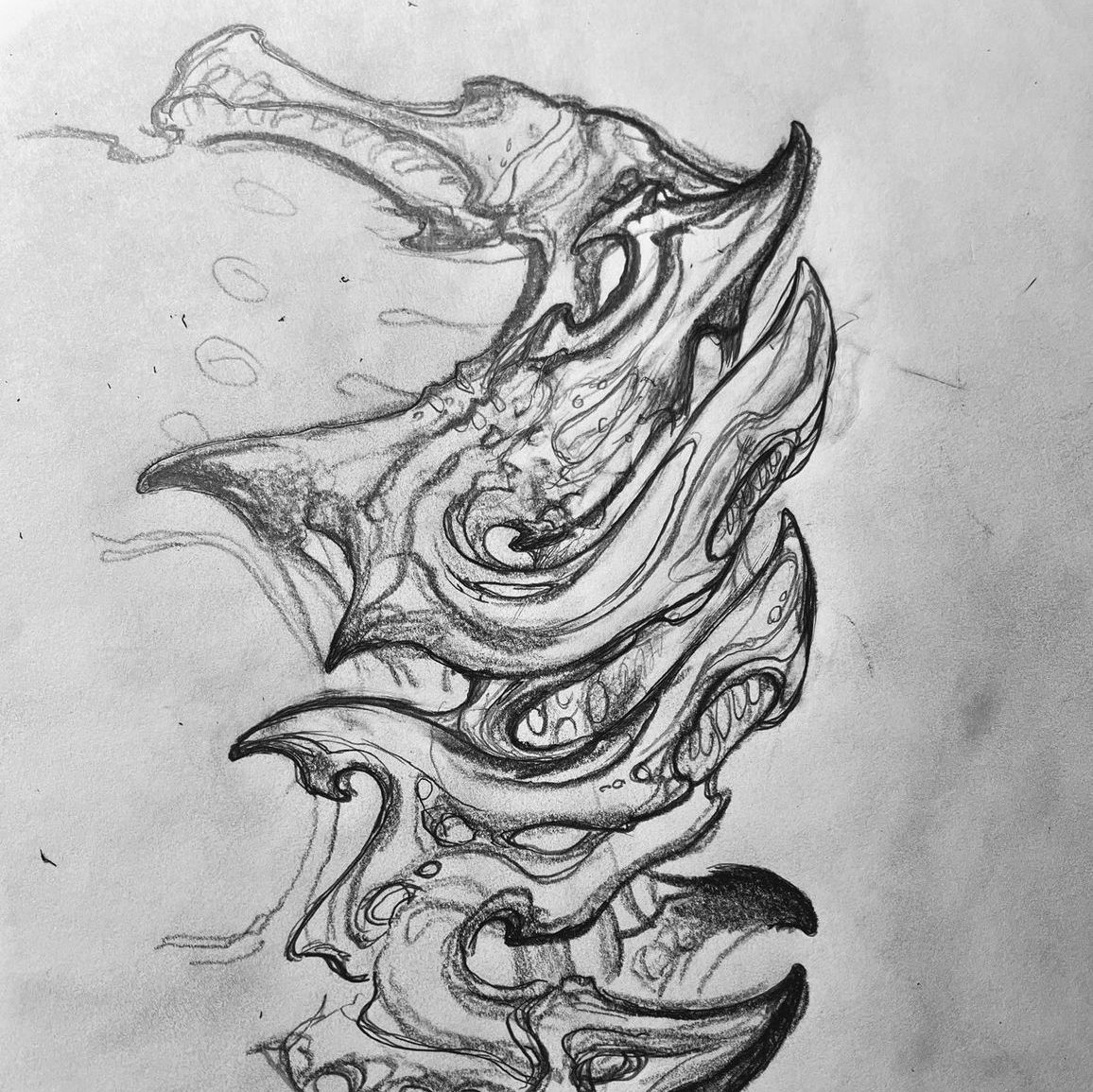 Handritad skiss av japanskt inspirerat tatueringsmotiv på papper.