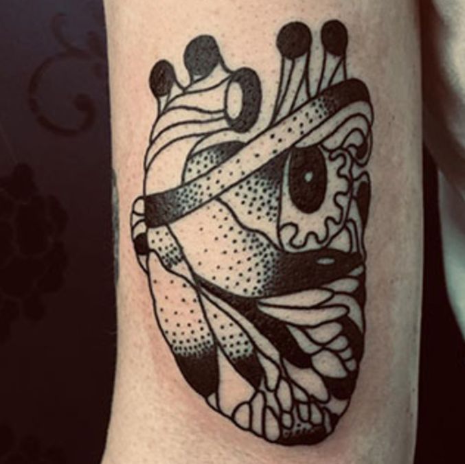 Handritad custom tatuering i svart bläck med abstrakt och konstnärligt motiv.